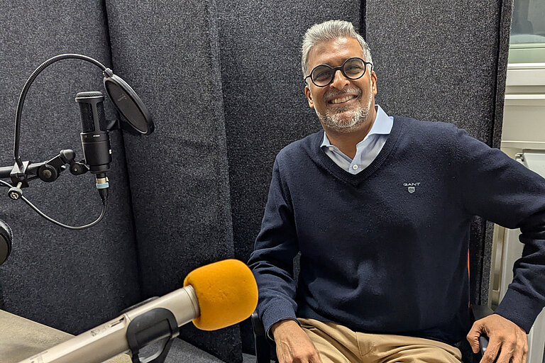 Apu Gosalia im Studio des bermuda.funk