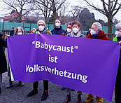 Protestaktion in Weinheim. In der Mitte: Kristina Hänel
Foto: Annette Lennartz